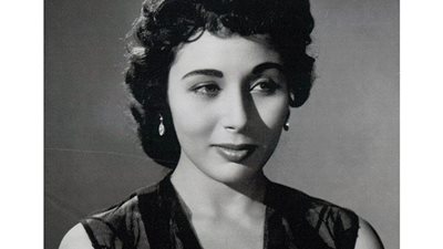 اعتزلت الفن في قمة مجدها.. لمحات من حياة لبنى عبد العزيز بذكرى ميلادها الـ86 | صور