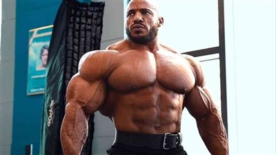 بيج رامي يغادر القاهرة بعد زيارة سريعة متجهًا للهند 