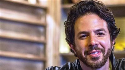 حفيد كمال الشناوي يهاجم زوجة هاني شاكر: بصتلي كأني حشرة | فيديو جراف