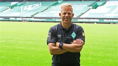 فيردر بريمن يعلن إقالة مدربه بعد استخدامه شهادة تطعيم مزيفة