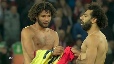 صلاح والنني يتبادلان القمصان عقب نهاية مباراة أرسنال وليفربول | صورة