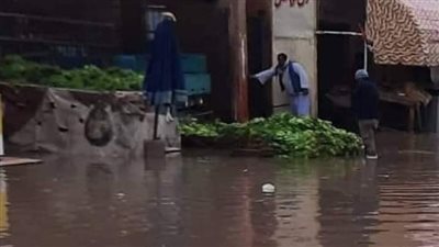 غرق وكالة الخضار والفاكهة في مياه الأمطار بغرب الإسكندرية.. والتجار: مفيش صرف