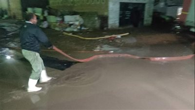 استمرار سقوط الأمطار على البحيرة وتكثيف أعمال سحب المياه من الشوارع والطرق | صور