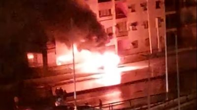 تفحم سيارة أجرة بسبب ماس كهربائي بمطروح| فيديو