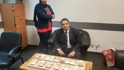 ضبط راكب قادم من روما حاول تهريب 88 ألف يورو داخل أحذيته | صور