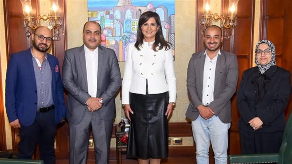 السفيرة نبيلة مكرم