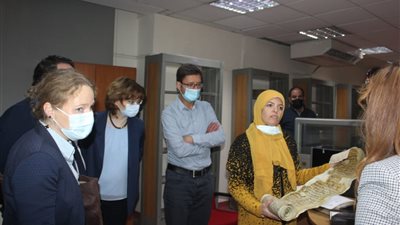 وفد ألماني يتفقد دار الكتب والوثائق ويشيد بدورها في حفظ التراث | صور