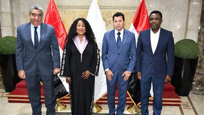 وزير الرياضة يبحث تطوير الكرة الإفريقية مع أمين عام الـ فيفا وسكرتير عام الـ كاف | صور