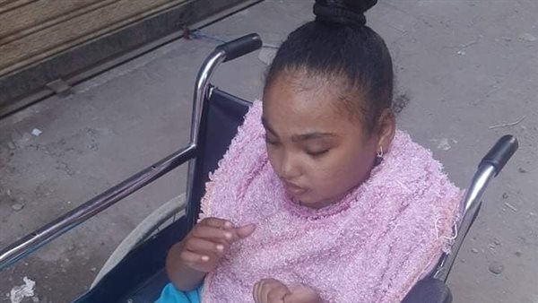 الطفلة شمس على كرسي