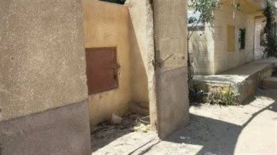 حلاق يقتحم إحدى المقابر ليلًا ويستولى على الباب الحديدي الخاص بها في سوهاج