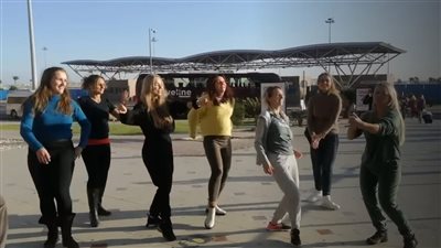 روسيات يرقصن على أغنية محمد رمضان فور وصولهن مطار الغردقة الدولي | صور وفيديو