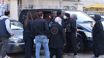 لحظة خروج جثمان سهير البابلي من المستشفى لأداء صلاة الجنازة │ بث مباشر 