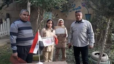 أعادا 20 ألف جنيه لصاحبها.. مدرسة تكرم طالبتين على أمانتهما ببني سويف | فيديو 