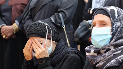 انهيار رجاء حسين أثناء الدعاء لـ سهير البابلي بعد دفنها: سافرت معها أكتر من أهلي | صور