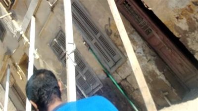 إخلاء منزلين آيلين للسقوط بالمنيا