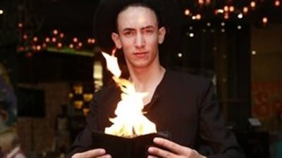 حمزة ارتس يؤدي دور الساحر في العرض المتنقل «الساحر الشقي»