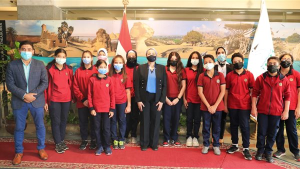 وزيرة البيئة وطلاب