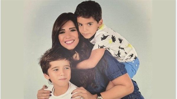 أسماء مصطفى مع ابناءها