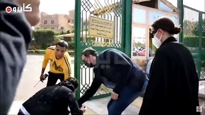 فيديو | رامي رضوان يساعد مراسلا سقط على الأرض في جنازة سهير البابلي