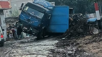 بسبب الطقس السيئ.. انقلاب سيارة نقل وإصابة قائدها بطريق طنطا - بسيون