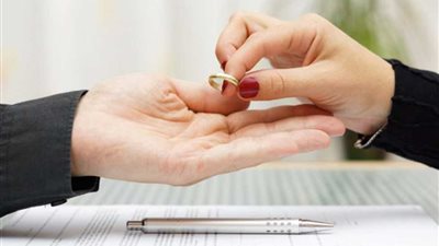 الإفتاء: من تطلب الطلاق للزواج بآخر تحرم عليه وملعون من خبب امرأة على زوجها