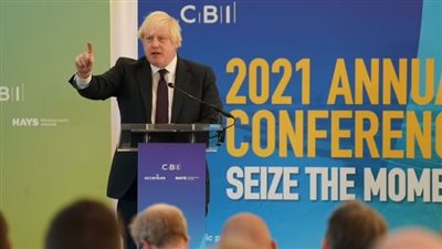 يحمل 10 وصايا.. رئيس وزراء بريطانيا يشبه نفسه بـ نبي الله موسى