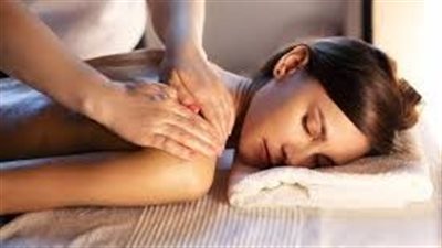 طبيب شهير يبتز الفتيات بإجراء جلسة مساج خاصة مقابل توظيفهن بعيادته | فيديوجراف