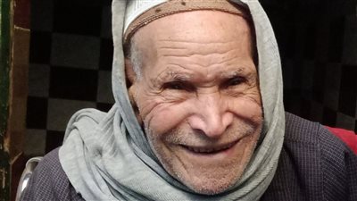 ربّى شهيد واتكفل بيتيمة وحفظ القرآن.. حكاية كفاح عم زيد في أرذل العمر بمحافظة بني سويف 