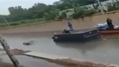 أحمد موسى بعد غرق عشرات السيارات بالإسكندرية: يجب تغيير شبكة الصرف الصحي 