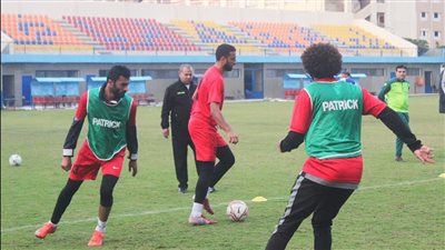 طارق غيدة يقود تدريب فريق الزرقا استعدادا للجولة المقبلة