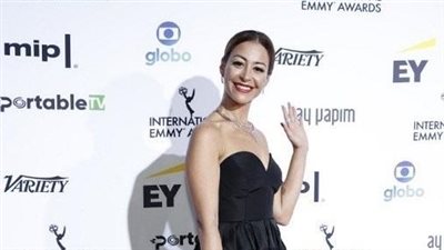 منة شلبي على السجدة الحمراء بحفل توزيع جوائز الإيمي الدولية