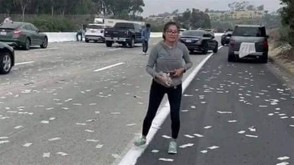 سقوط أموال من شاحنة