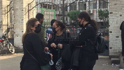  انهيار تيسير فهمي أثناء انتظار استلام جثمان شقيقها ضحية حريق مستشفى المهندسين |صور وفيديو