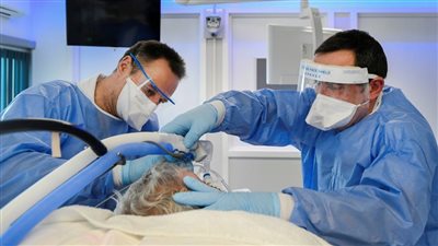 الوضع مأساوي.. هولندا تنقل مرضى كورونا إلى ألمانيا لتخفيف الضغط على المستشفيات 