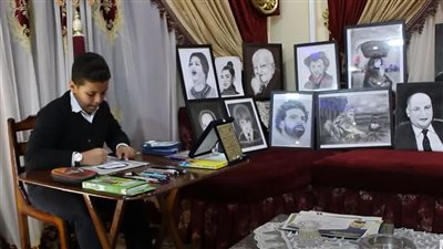 بعمر 10 أعوام.. طفل يُبدع في رسم المشاهير بالدقهلية