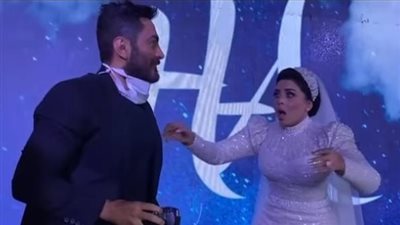 فيديو جراف | للمرة الثانية.. تامر حسني يفاجئ البلوجر آية مكرم في زفافها