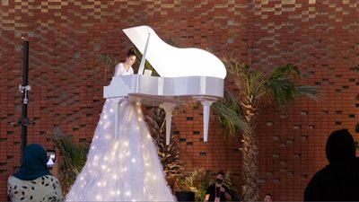 إليانورا كوستانتيني تسحر زوار إكسبو دبي بعرض البيانو الطائر | صور