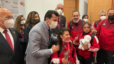 فازوا بـ16 ميدالية.. وزير الرياضة يستقبل بعثة منتخب مصر للكاراتيه بمطار القاهرة