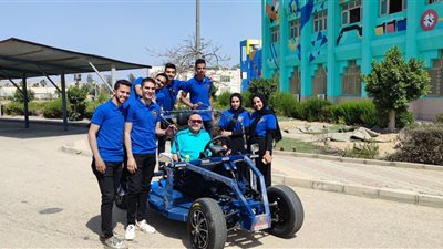 حفاظا على البيئة.. طلاب هندسة يبتكرون سيارة كهربائية كاملة | صور