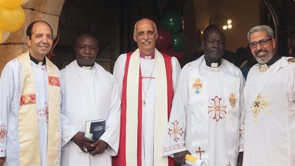 رئيس الأسقفية يرسم