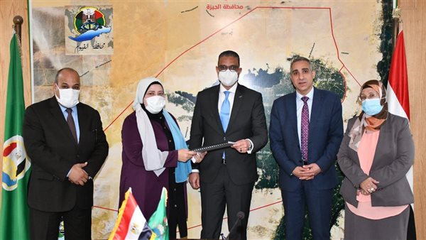 تسليم شيكات للمشروعات