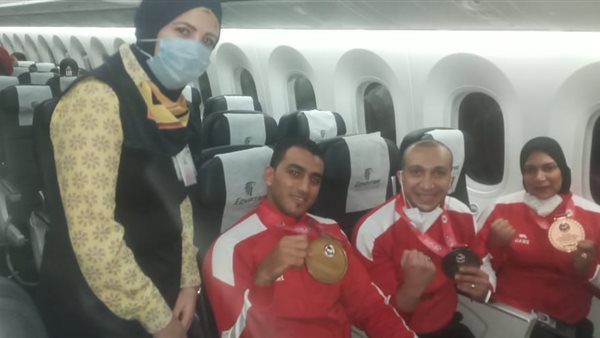 أفراد البعثة بطائرة