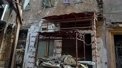إزالة أجزاء آيلة للسقوط بعقار في كرموز غرب الإسكندرية
