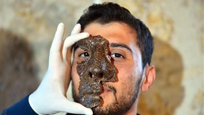 العثور على قناع فرسان عمره 1800 سنة | صور