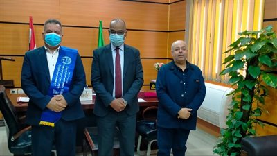 وكيل تعليم الفيوم يكرم المشاركين في مسابقة الرائد العام المثالي 