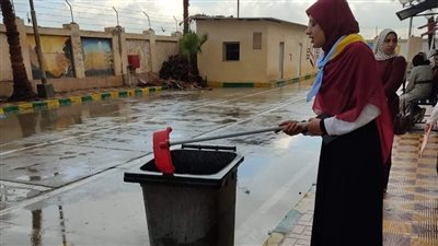 طالبات الدراسات الإسلامية بالإسكندرية يشاركن في نزح الأمطار ضمن مبادرة سفراء الأزهر
