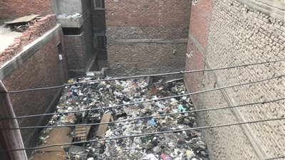 منزل مهجور يتسبب في انتشار الأمراض بالمنصورة.. والأهالي: تعبنا من منظر القمامة