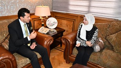 وزير الرياضة يستقبل زوجة اللاعب الراحل علاء علي ويصدر قرارًا بتعيينها