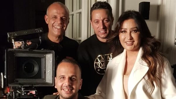 لطيفة وفريق تصوير