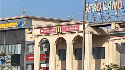 بعد سحلها على يد عامل.. طفلة ماكدونالدز تعاني نفسيا وإدارة المطعم تتوعد المسئول 